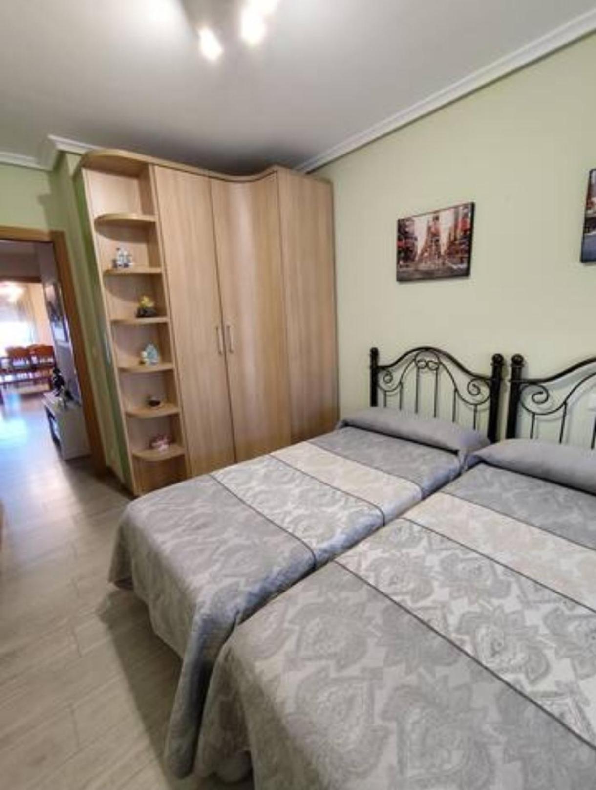 Apartamento De Tres Dormitorios Con Garaje Y Todos Los Servicios Cerca Burgo Kültér fotó