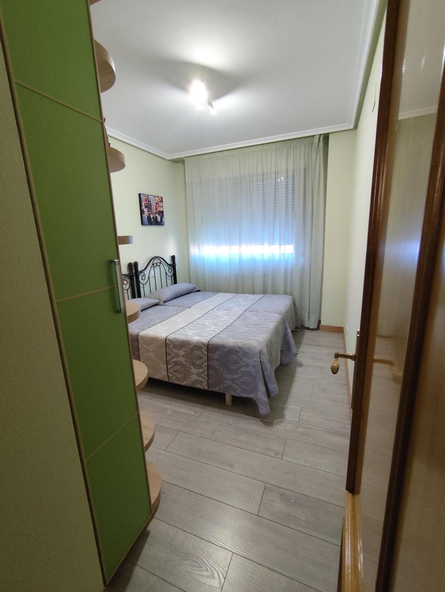 Apartamento De Tres Dormitorios Con Garaje Y Todos Los Servicios Cerca Burgo Kültér fotó