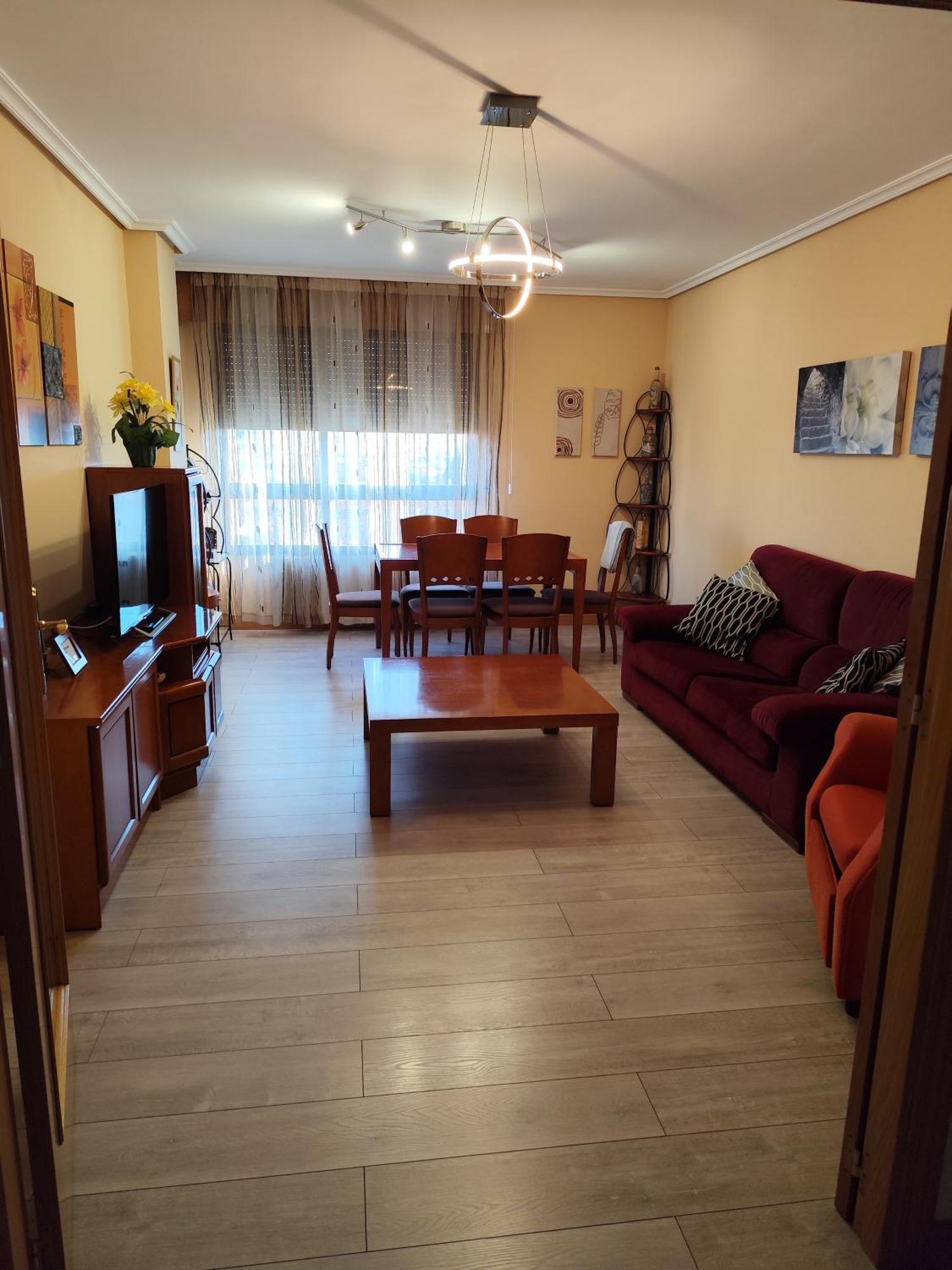 Apartamento De Tres Dormitorios Con Garaje Y Todos Los Servicios Cerca Burgo Kültér fotó